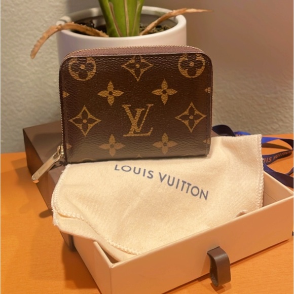 Louis Vuitton Handbags - 💯% Authentic Louis Vuitton Zippy Compact wallet✨